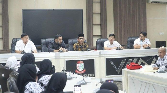 DPRD-Kota-Makassar-menerima-aspirasi-dari-para-gurun