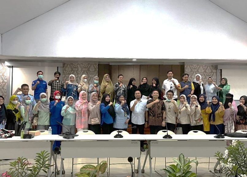 (Gambar pertemuan petugas Klinik Syamsinar Maros dan Faskes yang melayani Vaksinasi Umroh di Balai Besar Kekarantinaan Kesehatan Makassar – Bandara Udara Sultan Hasanuddin Makassar, 19/08/2024)