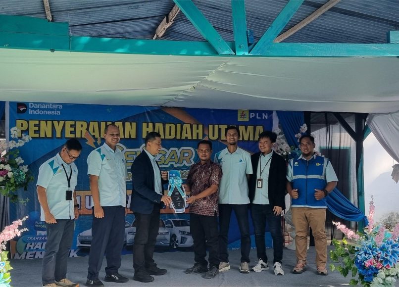 Rona wajah bahagia Busra (keempat dari kiri) setelah menerima doorprize mobil listrik dari program Gelegar PLN Mobile 2025 PT PLN (Persero). General Manager PLN UID Sulselrabar, Edyansyah (ketiga dari kiri) memberikan hadiah utama mobil listrik kepada Busra di Kabupaten Buton Tengah, Provinsi Sulawesi Tenggara.